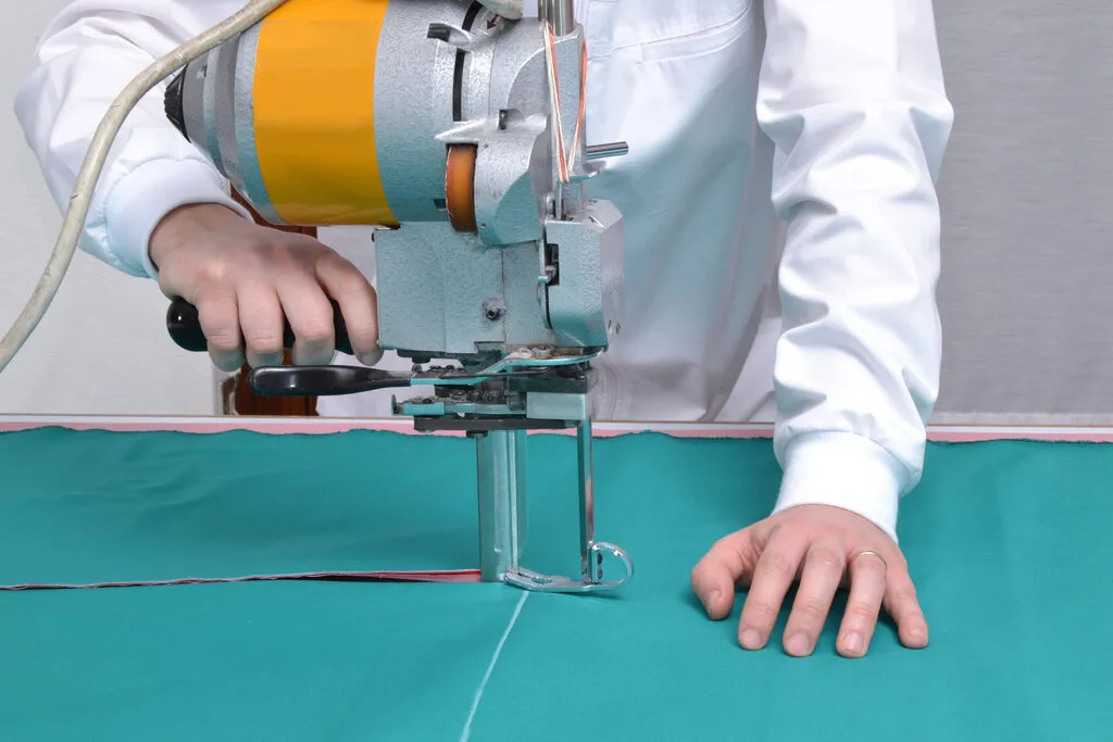 Máquina de corte automático de tecido em operação - Corte Automático Real